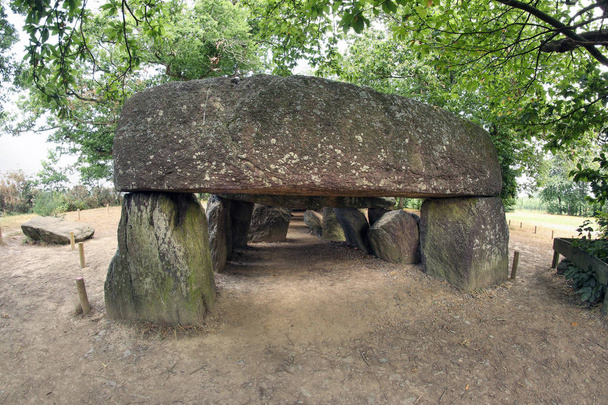 Dolmen La Roche-aux-Fees - en ünlü ve en büyük neolitik dolmen - Fotoğraf, Görsel