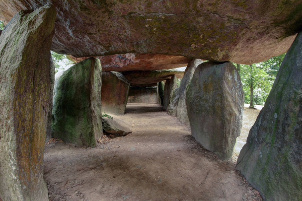 Dolmen La Roche-aux-fees-de beroemdste en grootste neolithische Dolmen - Foto, afbeelding