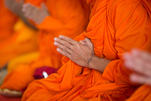 modlila se mnich ruce s tetováním - Fotografie, Obrázek