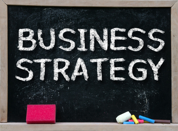 strategii biznesowej ręcznie z białą kredą - Zdjęcie, obraz
