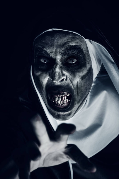 assustador freira do mal com dentes sangrentos
 - Foto, Imagem