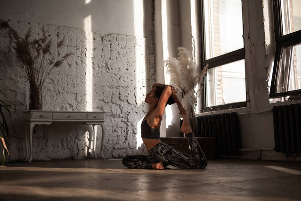 Frau praktiziert Yoga im Zimmer - Foto, Bild