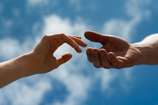 Ilişkiler. Erkek ve kadın eli. Destek, ortak bir gelecek. Aşk duyguları. - Fotoğraf, Görsel