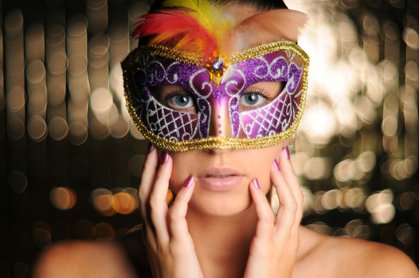 mooie jonge vrouw in carnaval masker - Foto, afbeelding
