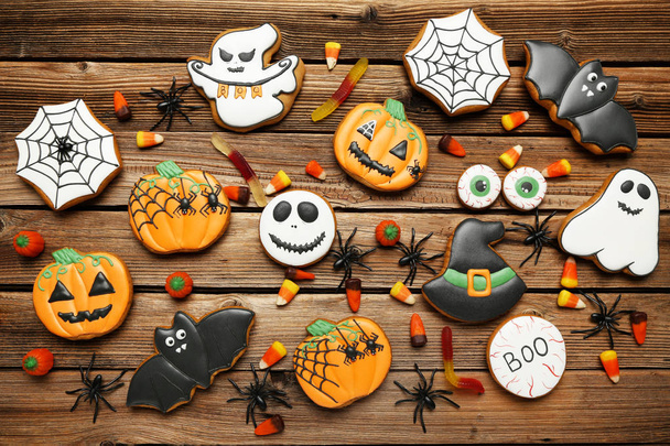 Halloween gingerbread cookies with candies on brown wooden table - Foto, Imagem