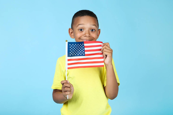 Carino ragazzo con bandiera americana su sfondo blu
 - Foto, immagini