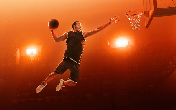 Jugador de baloncesto en acción cerca del aro. Golpe de clavo. Fondo rojo inundado
 - Foto, Imagen