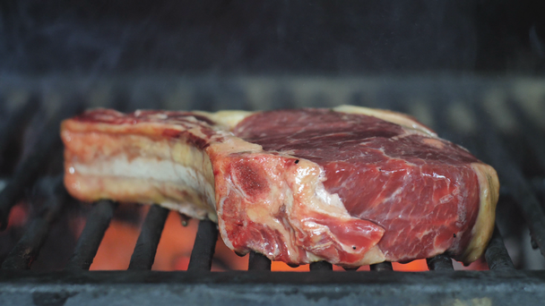 牛ステーキは炎のグリルで調理 - 映像、動画
