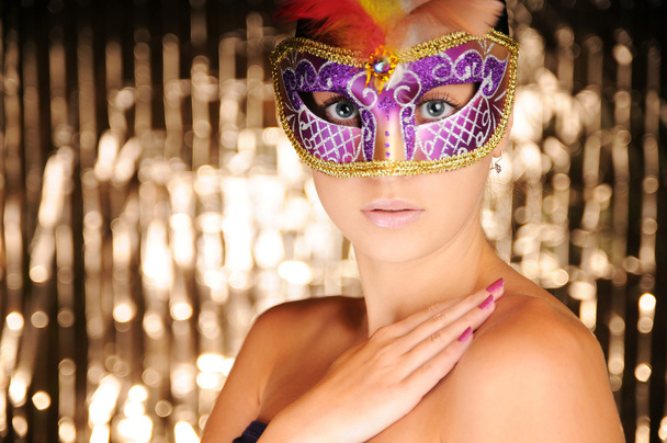 schöne junge Frau in Karnevalsmaske - Foto, Bild
