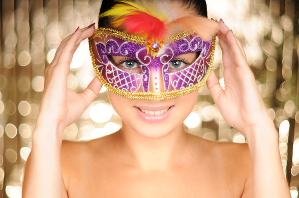 Bella giovane donna in maschera di carnevale
 - Foto, immagini