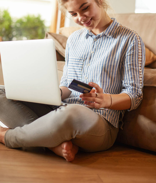 Όμορφη νεαρή γυναίκα με χρήση πιστωτικής κάρτας και φορητό υπολογιστή για online αγορές - Φωτογραφία, εικόνα
