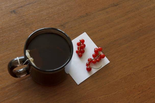 ripe currants on a piece of paper. morning tea in the office - Fotografie, Obrázek