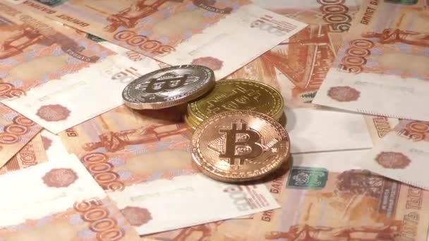 Bitcoin monete BTC rotanti su banconote da 5000 rubli russi. Internet virtuale criptovaluta in tutto il mondo
. - Filmati, video