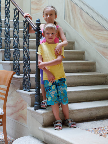 Kinder auf der Treppe eines alten Gebäudes - Foto, Bild