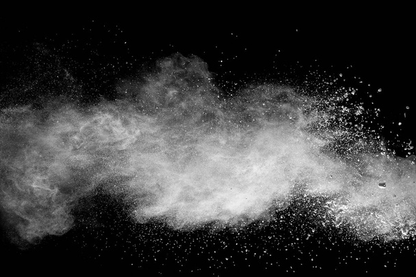 白い粉体爆発雲。黒い背景に白い塵粒子の動きを凍結. - 写真・画像