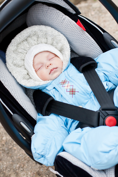 Новорожденный спит в автомобильном кресле
 - Фото, изображение