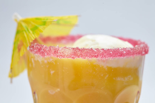 cocktail com gelado em vidro isolado sobre fundo branco, close-up
  - Foto, Imagem