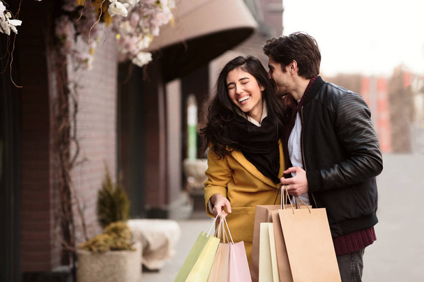 Kaufen kann man es nicht. glückliches Paar beim gemeinsamen Einkaufen - Foto, Bild