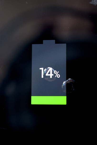 водопад на индикаторе уровня батареи на экране смартфона
 - Фото, изображение