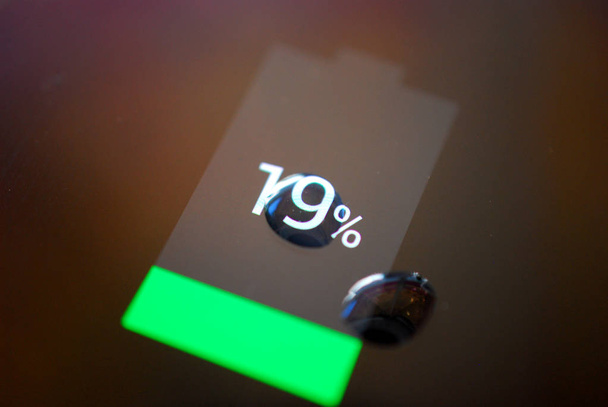 akıllı telefon ekranında pil seviyesi göstergesinde su damlası - Fotoğraf, Görsel