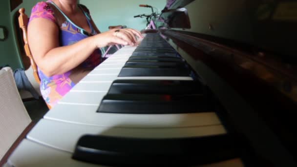 Tocando piano
 - Metraje, vídeo