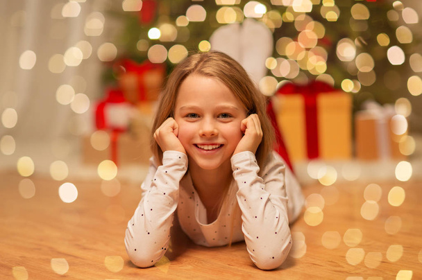smiling girl at christmas home - Zdjęcie, obraz