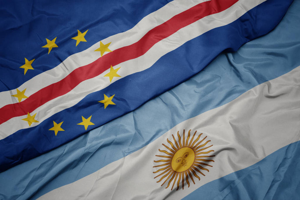 махаючи барвистий прапор Аргентини і національний прапор мису Верде
. - Фото, зображення