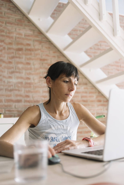 Женщина с ноутбуком работает на дому
 - Фото, изображение