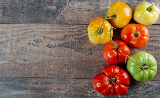 Rinderherz-Tomaten im Korb auf Holzgrund - Foto, Bild