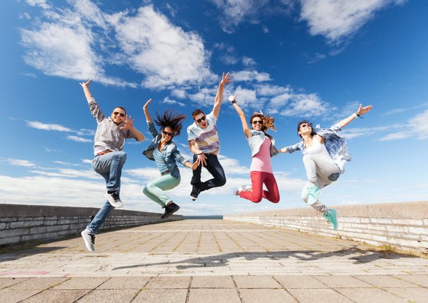 Grupo de adolescentes saltando
 - Foto, Imagem