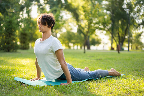 Homme pratiquant le yoga dans le parc
 - Photo, image