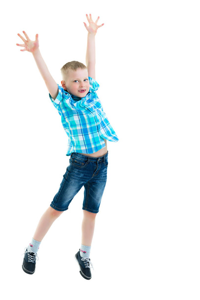 Ένα μικρό αγόρι που πηδάει. Η έννοια της ευτυχης παιδικής ηλικίας, του αθλητισμού και - Φωτογραφία, εικόνα