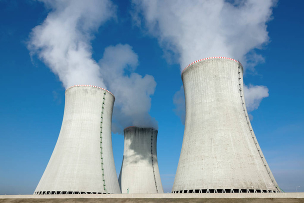 Πύργοι ψύξης του πυρηνικού σταθμού ηλεκτροπαραγωγής - Φωτογραφία, εικόνα