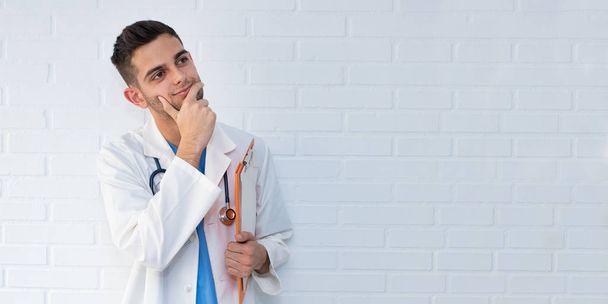γιατρός σκέφτεται το λευκό τούβλο φόντο - Φωτογραφία, εικόνα