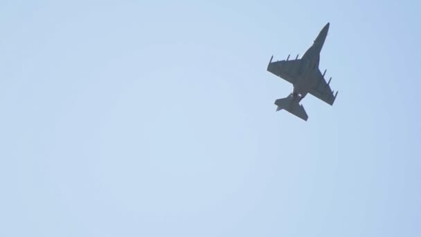 Egy reaktív sík repül fel a kék tiszta égen - Felvétel, videó