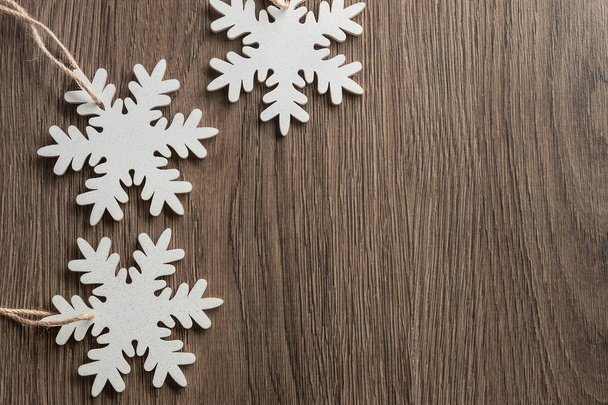 白い雪片、木製のおもちゃで作られたクリスマスフレームとクリスマスの背景 - 写真・画像