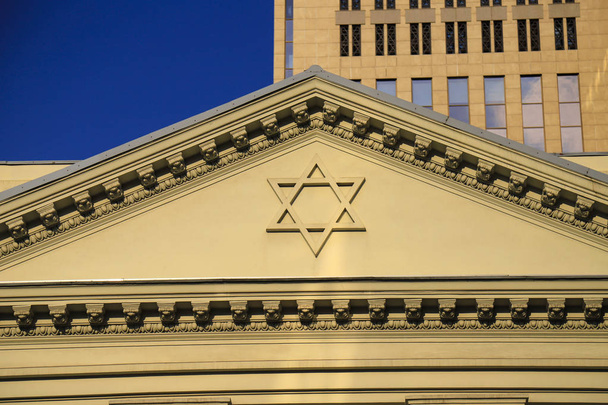 De zespuntige Joodse ster van David op de gevel van de synagoge, een symbool van de Joden. - Foto, afbeelding