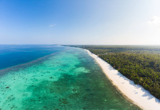 Vista aérea de la playa tropical isla arrecife mar caribeño en Pasir Panjang, Islas Kei, Indonesia archipiélago de las Molucas. Destino de viaje superior, el mejor snorkel de buceo, panorama impresionante
. - Foto, Imagen