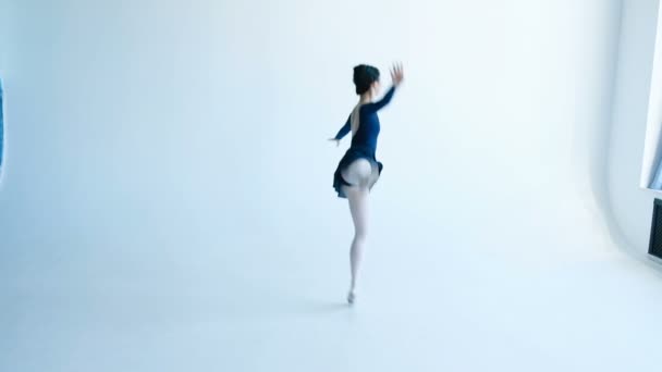 fiatal balerina végez balett Dance ellen, fehér fal - Felvétel, videó