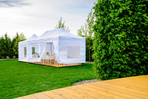 Party teltta - valkoinen puutarha puolue tai häät viihde teltta
 - Valokuva, kuva