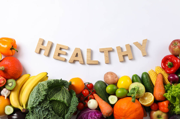 Слово Здорові, різні овочі та фрукти ізольовані на білому
  - Фото, зображення