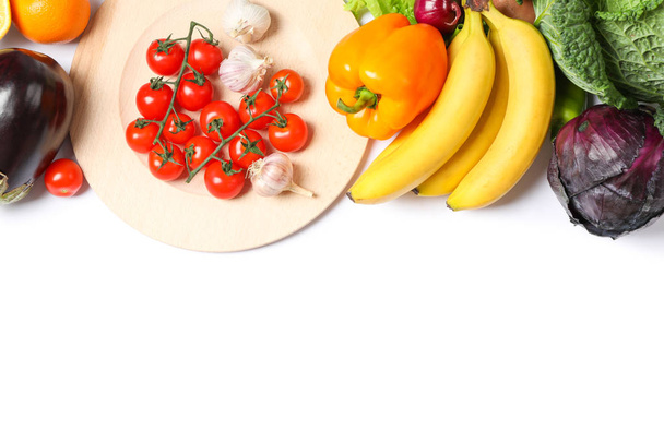 Состав с зрелыми овощами и фруктами изолирован. Вид сверху
 - Фото, изображение