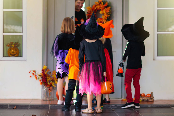 Kinder tricksen oder behandeln. Halloween. Kind vor der Tür. - Foto, Bild
