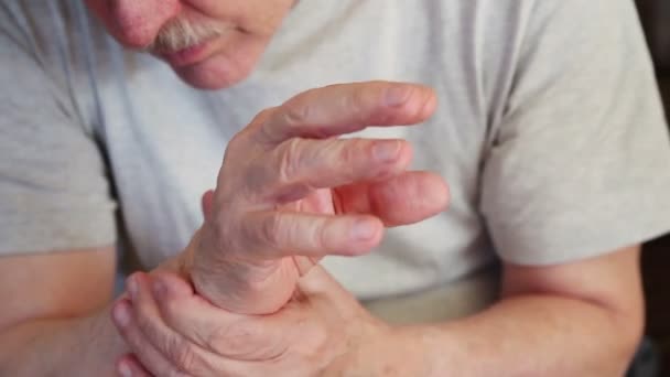 ein älterer Mann mit Schmerzen an der Hand und am Handgelenk - Filmmaterial, Video