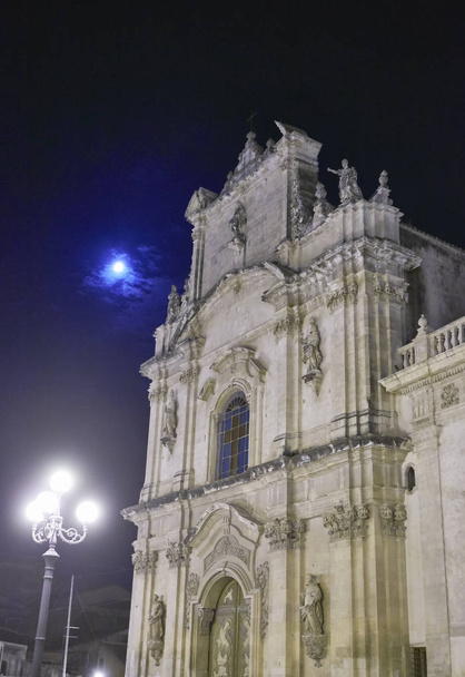 Włochy, Sycylia, Scicli (Prowincja Ragusa), kościół Madonna del Carmine barokowa fasada (14 wieku a.C.) w nocy - Zdjęcie, obraz