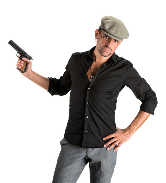 knappe man in cap met een pistool - Foto, afbeelding