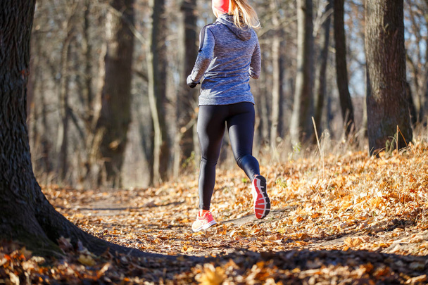 jovem mulher fitness correndo no parque - Foto, Imagem
