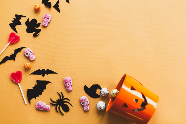 Halloween candy flat lay. Halloween candy, skulls, black bats an - Foto, Imagen