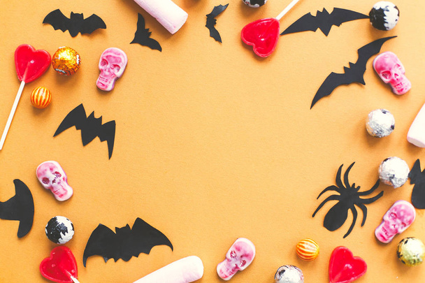 Halloween platte lag. Candy frame met schedels, zwarte vleermuizen, Ghost,  - Foto, afbeelding