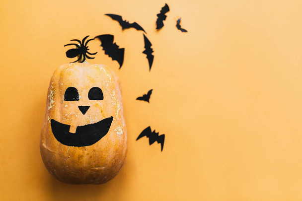 Хэллоуинская квартира. Тыква с лицом и черными летучими мышами бумажный декор
 - Фото, изображение